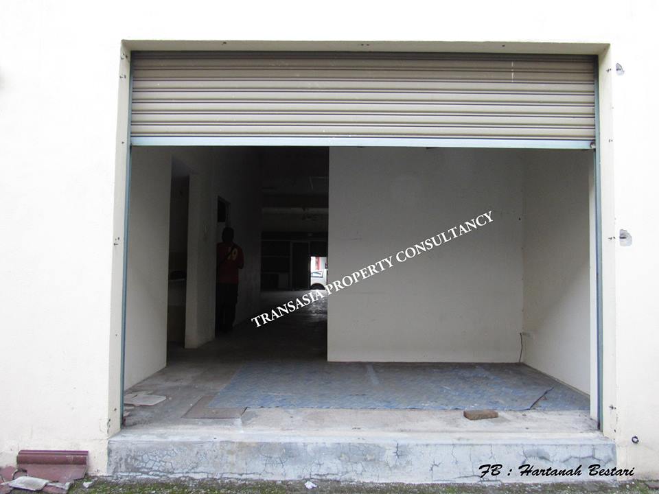 A single-storey shop lot Saujana Utama